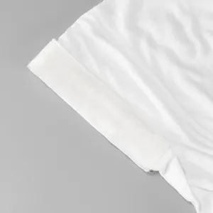 Gedetailleerd overzicht van witte gemerceriseerde katoenen banddop stof, zacht en comfortabel.
