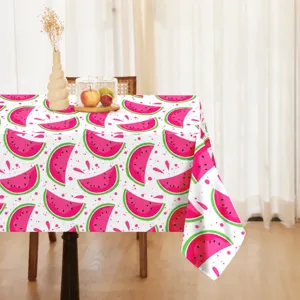 Detailansicht der farbenfrohen Wassermelonen-Tischtuch in einem gemütlichen Esszimmer.