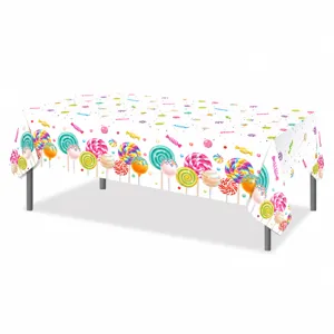 Detalle de mantel desechable de PE con estampado de piruletas coloridas para fiestas infantiles.