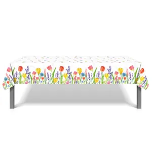 Nappe de table imperméable imprimée de tulipes et papillons pour fête et décoration printanière.