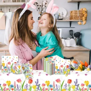 Nappe et serviettes de table tulipes et papillons de printemps pour détails de fête.