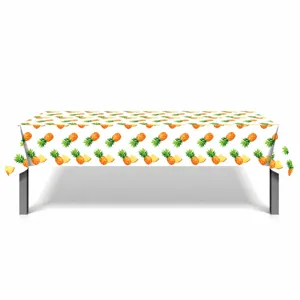 Vista detallada del mantel con motivo de piña hawaiana, ideal para fiestas de verano.