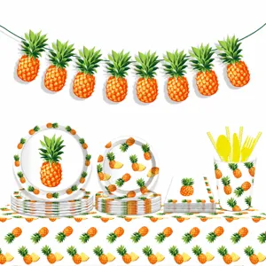 Vista detallada del juego de vajilla para fiesta de piña tropical con platos y vasos.