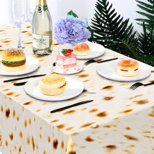 Dettaglio della tovaglia usa e getta con motivo di pane azzimo per decorazione festa.