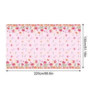 Detailansicht der rosa Tischdecke mit Blumenmuster, PE-Folie für Party und Geburtstag.