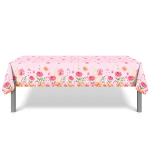 Detailansicht der rosafarbenen Aquarell Blumen Tischdecke mit feinem Musterdesign.