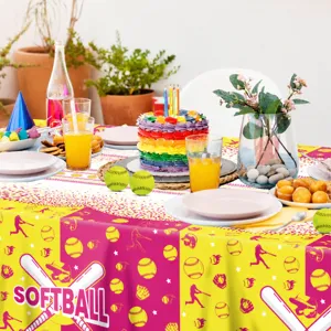Detalle de mantel de plástico descartable con tema de sóftbol, ideal para fiestas de cumpleaños.
