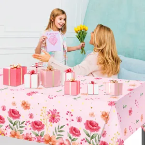 Detailansicht einer rosa Blumen Muttertag Einweg Tischdecke dekoriert mit Geschenkboxen.