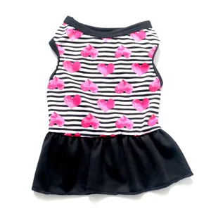 Sommer Haustierkleid mit schwarz-weißen Streifen, rosa Herzen und Rüschensaum für Hunde Katzen.