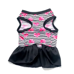 Hübsches Haustier Hundekleid mit schwarz-weißen Streifen und rosa Herzen, atmungsaktiv.
