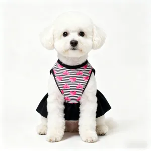 Süßes Sommer Haustierkleid mit schwarz-weißen Streifen und rosa Herzen für kleine Hunde.