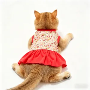 Detailansicht des atmungsaktiven blumigen Haustierkleids in Rot, perfekte Sommerkleidung für Hunde.