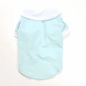 Détail de polo pour animal de compagnie bleu clair avec col blanc, vêtement respirant