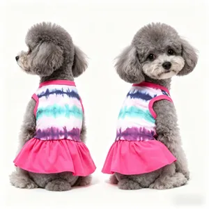 Atmungsaktives Sommer-Hundekleid mit buntem Batik-Muster und rosa Rüschenrock für kleine Hunde.