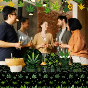 Conjunto de vajilla de fiesta con hojas de cannabis, mantel, platos, vasos y servilletas para eventos.