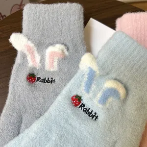 Gants d'hiver duveteux mignons avec oreilles de lapin, broderie de fraise et tricot chaud.