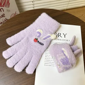 Gros plan détaillé de gants en peluche tricotée violette mignons avec oreilles de lapin.