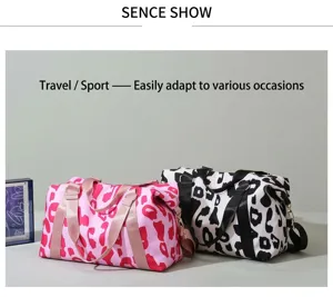 Vue détaillée de la sacoche de voyage en tissu Oxford imperméable avec motifs animaliers.