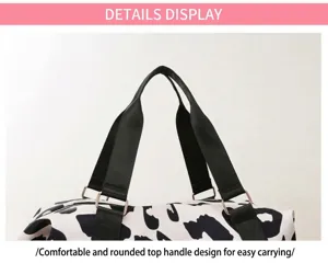 Vue détaillée du sac de voyage à motif vache, doté de poignées noires confortables et résistantes.