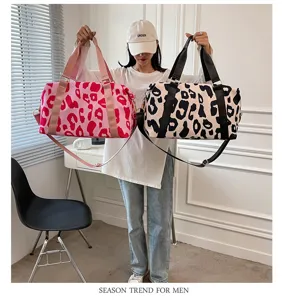 Grand sac de voyage imprimé léopard pour femmes avec bandoulière pour le sport et fitness.