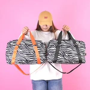 Grand sac de voyage zébré stylé, sac de sport imperméable en tissu oxford avec bandoulière réglable.