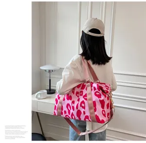 Vue détail du sac de voyage léopard rose, sac de sport imperméable en oxford pour femmes.