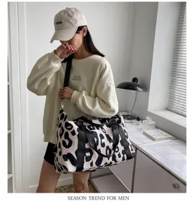 Grand sac de voyage imperméable pour femme, fourre-tout bandoulière en tissu oxford sport.