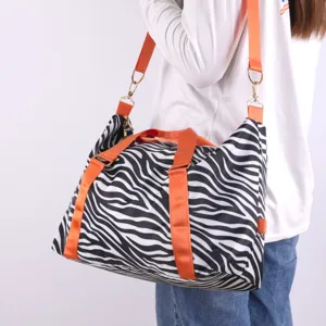 Grand sac de voyage zébré avec sangles orange, sac de sport imperméable en tissu oxford.