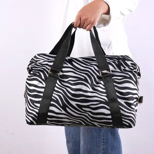 Grand sac de voyage fourre-tout à motif noir et blanc, tissu oxford imperméable pour femme.