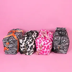 Sac de voyage imperméable en tissu oxford avec motif animalier et bretelles solides.