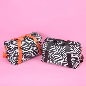 Vue détaillée du sac de voyage imprimé zèbre avec sangles contrastées, sac de sport.