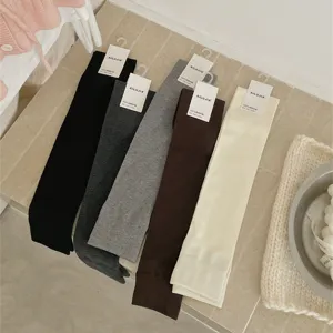 Winter dikke over-the-knee beenwarmers detailweergave met vijf verschillende effen kleuren.