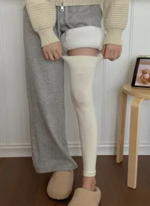 Gedetailleerd overzicht van dikke thermische kniekousen met rekbare en comfortabele stof.