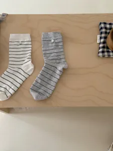 Chaussettes mi-hautes rayées mignonnes avec boutons coquillage délicats, douces et confortables.