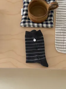 Chaussettes slouch rayées pour femmes avec bouton coquillage, chaussettes en coton mi-haut.