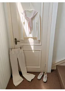 Ensemble haut et pantalon évasé polaire thermique automne hiver, vue de détail style quotidien.
