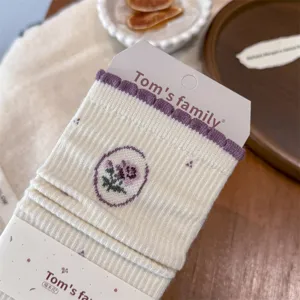 Verdikte warme fluwelen middellange sokken met subtiel vintage geborduurd bloemdesign.