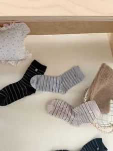 Chaussettes mi-hautes en coton rayées style japonais pour femmes avec bouton coquillage automne.