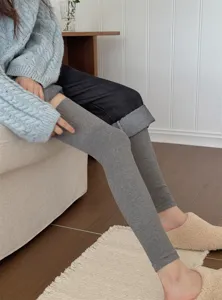Gedetailleerd opname van dikke grijze katoenen beenwarmers, kniehoge stijl voor warmte.