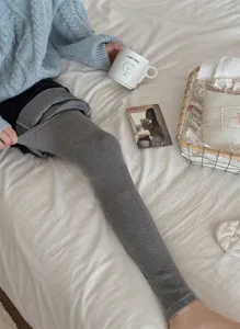 Gedetailleerd overzicht van dikke gebreide winter beenwarmers in gezellig grijs voor warmte.