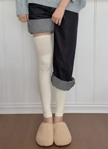 Gezellige geribbelde over-de-knie beenwarmers detail, zachte katoenen kuitmouwen voor de winter.