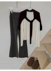 Vue detaillee de top manches longues en tricot, pantalon evase et ensemble echarpe.