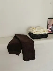 Gedetailleerd overzicht van dikke gebreide winterbeenwarmers lange gezellige thermokousen.