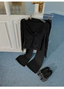 Ensemble top en dentelle noire et pantalon évasé, détail mode automne hiver.