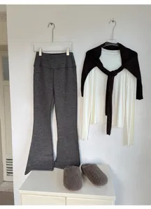 Ensemble de tenue décontracté automne hiver avec pantalon évasé gris et haut à manches longues.