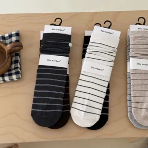 Chaussettes Slouch Rayées de Style Japonais pour Femmes Bouton de Coquille Chaussettes en Coton Mi-mollet pour Automne Hiver