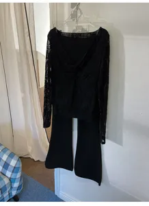 Ensemble haut à manches longues en dentelle noire et pantalon évasé, style élégant.