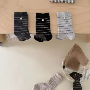 Chaussettes mi-hautes rayées en coton pour femmes avec boutons coquillage, style japon.