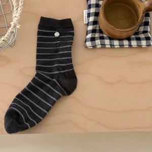 Chaussettes mi-hautes en coton rayées pour femmes bouton coquillage style japonais automne hiver
