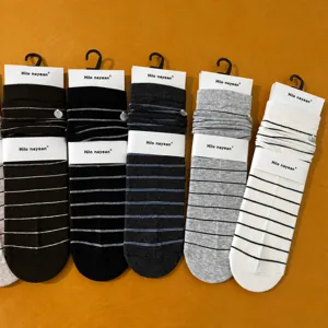 Chaussettes slouch rayées en coton pour femme avec bouton coquillage style japonais
